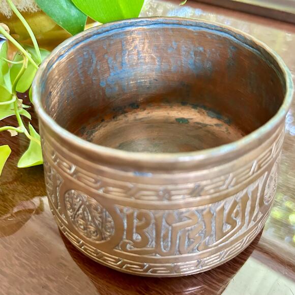 Antique Middle Eastern Kwispedoor Copper Bowl with Etched Arabic Calligraphy - Picture 3 of 13